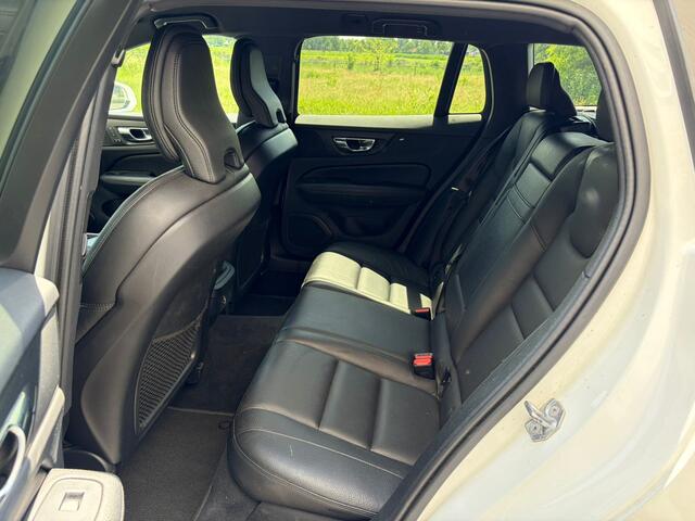 Volvo V60 2.0 T5 251PK Aut. Leder Wegkl.Trekhaak Navi Ecc Adap.Cruise Contourstoelen Apple CarPlay Android Auto Bordherk. High Performance Audio Pdc Momentum Elek.Stoelen+Memory Elek.Achterklep Privacy Glas Lmv 18" Regensensor 1.800KG Trekgewicht Origineel Nederlan