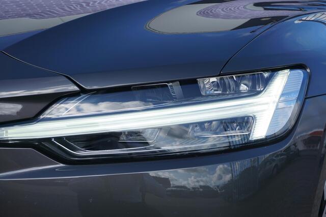 Volvo V60 2.0 T6 Plug-in hybrid AWD Plus Bright | SOH:97% | Trekhaak | | Long Range | Trekhaak | 18" licht metalen velgen | parkeersensoren vóór en achter | camera | panorama dak | Google auto | Full LED | verwarmde voorstoelen en achterbank |