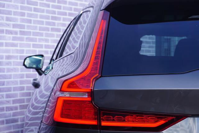 Volvo V60 2.0 T6 Plug-in hybrid AWD Plus Bright | SOH:97% | Trekhaak | | Long Range | Trekhaak | 18" licht metalen velgen | parkeersensoren vóór en achter | camera | panorama dak | Google auto | Full LED | verwarmde voorstoelen en achterbank |