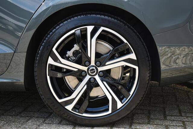 Volvo V60 T6 Plug-in hybrid AWD Plus Dark | Harman Kardon Premium sound | Google Navigatie | BLIS | Adaptieve Cruise Control | Pilot Assist | Stuur-/Stoelverwarming | Elektrisch verstelbare stoelen voor met memory | Parkeercamera | 19 inch Lichtmetalen velgen |