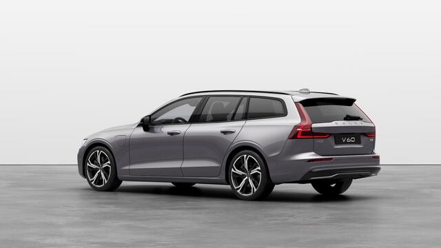 Volvo V60 2.0 T6 Plug-in hybrid AWD Ultra Dark | Sportstoelen | Schuif-/Kanteldak | Full-LED | Adaptieve Cruise Control | Head-Up Display | Stoelverwarming Voor en Achter | 19" | Getint Glas | Harman Kardon Audio | BLIS |