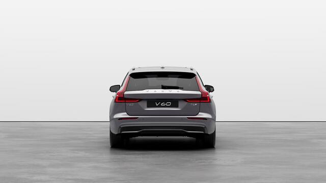 Volvo V60 2.0 T6 Plug-in hybrid AWD Ultra Dark | Sportstoelen | Schuif-/Kanteldak | Full-LED | Adaptieve Cruise Control | Head-Up Display | Stoelverwarming Voor en Achter | 19" | Getint Glas | Harman Kardon Audio | BLIS |