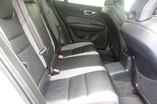 Volvo V60 T6 Plug-in hybrid AWD Plus Dark | Rijklaarprijs | Trekhaak | Pano dak |