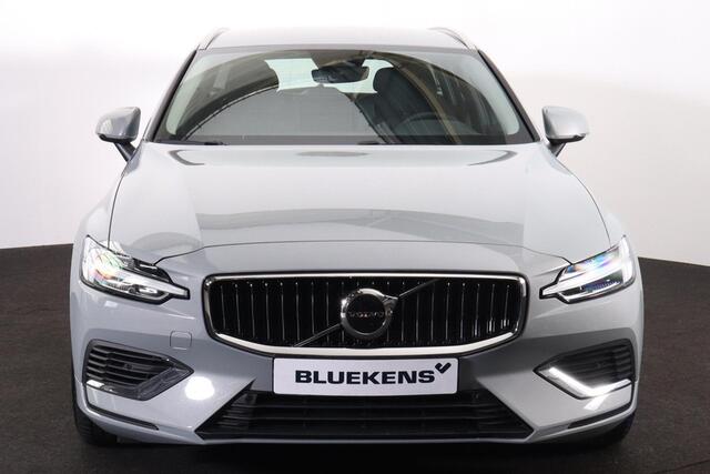Volvo V60 T6 Recharge AWD Essential Bright - IntelliSafe Assist & Surround - Parkeercamera achter - Verwarmde voorstoelen, stuur & achterbank - Parkeersensoren voor & achter - Inklapbare trekhaak - 18' LMV