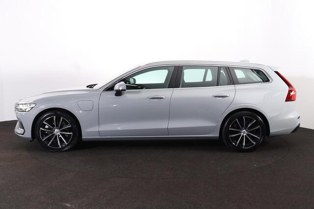 Volvo V60 T6 Recharge AWD Essential Bright - IntelliSafe Assist & Surround - Parkeercamera achter - Verwarmde voorstoelen, stuur & achterbank - Parkeersensoren voor & achter - Inklapbare trekhaak - 18' LMV