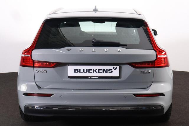 Volvo V60 T6 Recharge AWD Essential Bright - IntelliSafe Assist & Surround - Parkeercamera achter - Verwarmde voorstoelen, stuur & achterbank - Parkeersensoren voor & achter - Inklapbare trekhaak - 18' LMV