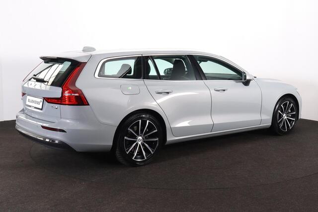 Volvo V60 T6 Recharge AWD Essential Bright - IntelliSafe Assist & Surround - Parkeercamera achter - Verwarmde voorstoelen, stuur & achterbank - Parkeersensoren voor & achter - Inklapbare trekhaak - 18' LMV