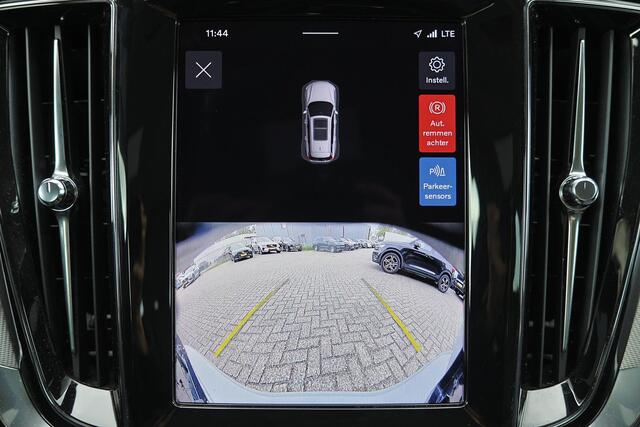 Volvo V60 T6 Recharge AWD Essential Bright - IntelliSafe Assist & Surround - Parkeercamera achter - Verwarmde voorstoelen, stuur & achterbank - Parkeersensoren voor & achter - Inklapbare trekhaak - 18' LMV