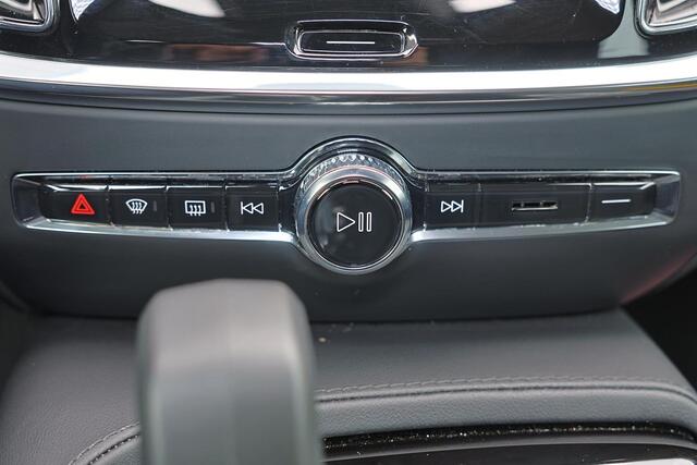 Volvo V60 T6 Recharge AWD Essential Bright - IntelliSafe Assist & Surround - Parkeercamera achter - Verwarmde voorstoelen, stuur & achterbank - Parkeersensoren voor & achter - Inklapbare trekhaak - 18' LMV