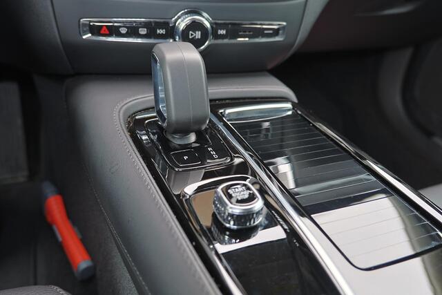 Volvo V60 T6 Recharge AWD Essential Bright - IntelliSafe Assist & Surround - Parkeercamera achter - Verwarmde voorstoelen, stuur & achterbank - Parkeersensoren voor & achter - Inklapbare trekhaak - 18' LMV