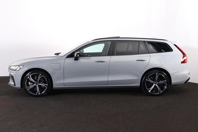 Volvo V60 T6 Recharge AWD Plus Dark - Panorama/schuifdak - IntelliSafe Assist & Surround - 360º Camera - Harman/Kardon audio - Verwarmde voorstoelen, stuur & achterbank - Parkeersensoren voor & achter - Elektr. bedienb. voorstoelen met geheugen - Head up display - 