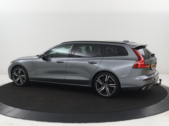 Volvo V60 2.0 T8 Twin Engine AWD R-Design | Trekhaak | Stoelverwarming | Carplay | Sportstoelen | Half leder | Navigatie | Camera | Side Assist | 19'' velgen | Full LED | Standkachel | Cruise control | PHEV | Plug In