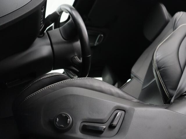Volvo V60 2.0 T8 Twin Engine AWD R-Design | Trekhaak | Stoelverwarming | Carplay | Sportstoelen | Half leder | Navigatie | Camera | Side Assist | 19'' velgen | Full LED | Standkachel | Cruise control | PHEV | Plug In