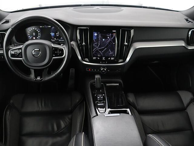 Volvo V60 2.0 T8 Twin Engine AWD R-Design | Trekhaak | Stoelverwarming | Carplay | Sportstoelen | Half leder | Navigatie | Camera | Side Assist | 19'' velgen | Full LED | Standkachel | Cruise control | PHEV | Plug In