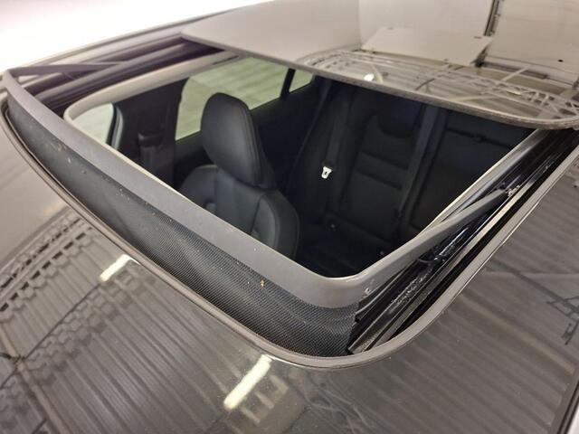 Volvo V60 2.0 T8 Recharge AWD Inscription | SOH: 97% | Long Range | Trekhaak | Stoel/stuur verwarming | Camera | Adaptieve Cruise | Power Seats | Memory | Schuif/kantel Panoramadak | BLIS |