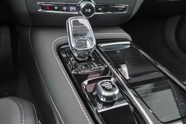 Volvo V60 T6 Recharge AWD Plus Dark - Panorama/schuifdak - IntelliSafe Assist & Surround - 360º Camera - Harman/Kardon audio - Verwarmde voorstoelen, stuur & achterbank - Parkeersensoren voor & achter - Elektr. bedienb. voorstoelen met geheugen - Head up display -