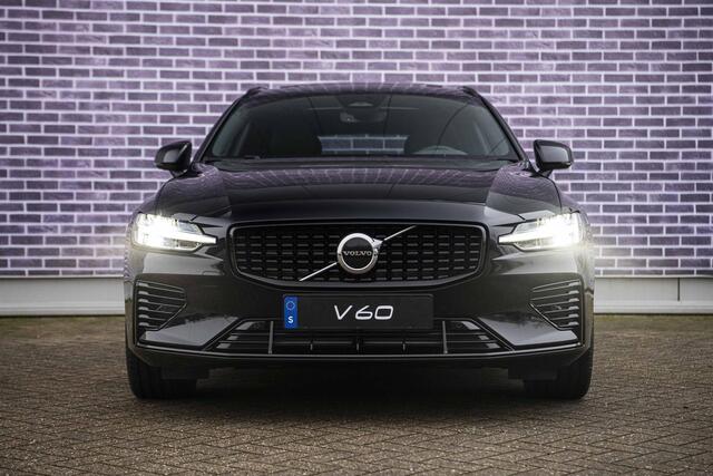 Volvo V60 2.0 T6 Plug-in hybrid AWD Ultra Dark | Schuif-/kanteldak | Head Up Display | Donker Glas | Sportstoelen | Power Seats | Harman Kardon |