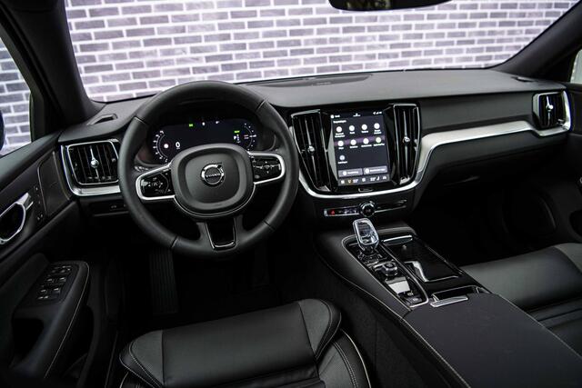Volvo V60 2.0 T6 Plug-in hybrid AWD Ultra Dark | Schuif-/kanteldak | Head Up Display | Donker Glas | Sportstoelen | Power Seats | Harman Kardon |