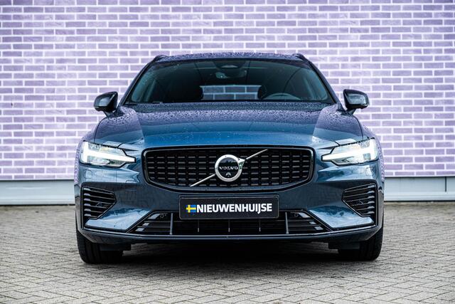 Volvo V60 2.0 T6 Plug-in hybrid AWD Ultra Dark | Schuif-/kanteldak | Head Up Display | Donker Glas | Sportstoelen | Power Seats | Harman Kardon |