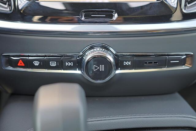 Volvo V60 T6 Recharge AWD Plus Dark - Panorama/schuifdak - IntelliSafe Assist & Surround - 360º Camera - Harman/Kardon audio - Verwarmde voorstoelen, stuur & achterbank - Parkeersensoren voor & achter - Elektr. bedienb. voorstoelen met geheugen - Head up display - 