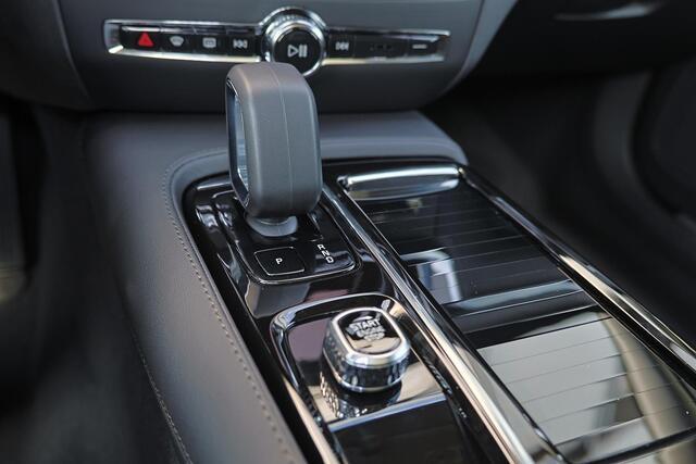 Volvo V60 T6 Recharge AWD Plus Dark - Panorama/schuifdak - IntelliSafe Assist & Surround - 360º Camera - Harman/Kardon audio - Verwarmde voorstoelen, stuur & achterbank - Parkeersensoren voor & achter - Elektr. bedienb. voorstoelen met geheugen - Head up display - 
