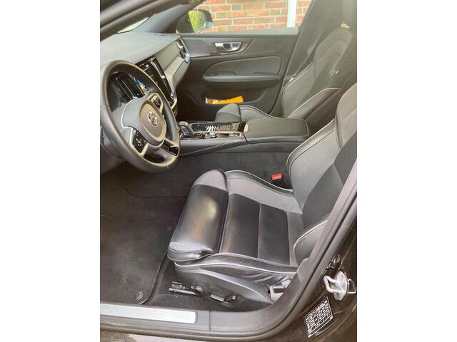 Volvo V60 2.0 T6 Recharge AWD R-Design | Plug-in Hybrid (PHEV) | Trekhaak | Harman Kardon Audio | Achteruitrijcamera | Parkeersensoren | LED Koplampen Adaptief | Keyless Entry | Elektrische Achterklep | Elektrisch Verstelbare Voorstoelen | Stoelverwarming | Navigat