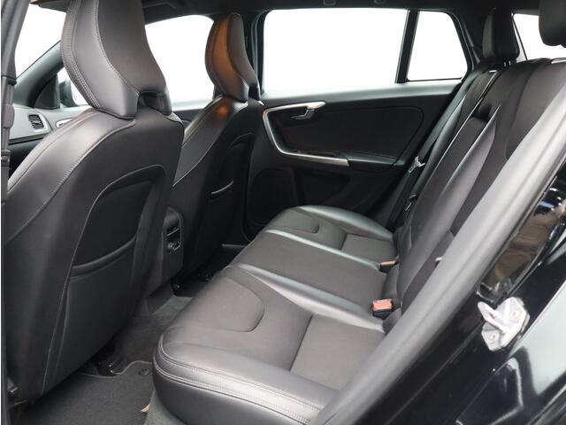 Volvo V60 2.0 T3 150PK Nordic / Parkeerverwarming / Trekhaak / All Season Banden / Parkeersensoren V+A / Verwarmbare voorstoelen + Achterbank /