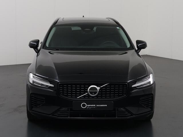 Volvo V60 Plus Dark | Panoramadak | Lederen Interieur | Stoelverwarming voor + achter | Apple CarPlay/Android Auto | HUD | Navigatie | 360 Camera | DAB | Adaptieve Cruise Control | Ele. kofferdeksel | Ele. verstelbare stoelen + Geheugen | Harman/Kardon Audio |