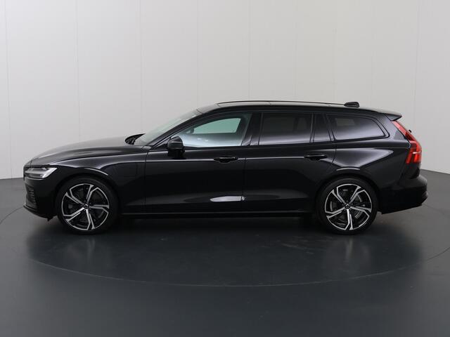 Volvo V60 Plus Dark | Panoramadak | Lederen Interieur | Stoelverwarming voor + achter | Apple CarPlay/Android Auto | HUD | Navigatie | 360 Camera | DAB | Adaptieve Cruise Control | Ele. kofferdeksel | Ele. verstelbare stoelen + Geheugen | Harman/Kardon Audio |
