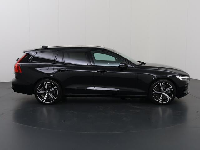 Volvo V60 Plus Dark | Panoramadak | Lederen Interieur | Stoelverwarming voor + achter | Apple CarPlay/Android Auto | HUD | Navigatie | 360 Camera | DAB | Adaptieve Cruise Control | Ele. kofferdeksel | Ele. verstelbare stoelen + Geheugen | Harman/Kardon Audio |