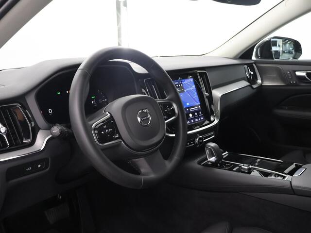 Volvo V60 Plus Dark | Panoramadak | Lederen Interieur | Stoelverwarming voor + achter | Apple CarPlay/Android Auto | HUD | Navigatie | 360 Camera | DAB | Adaptieve Cruise Control | Ele. kofferdeksel | Ele. verstelbare stoelen + Geheugen | Harman/Kardon Audio |
