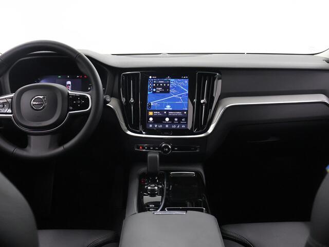 Volvo V60 Plus Dark | Panoramadak | Lederen Interieur | Stoelverwarming voor + achter | Apple CarPlay/Android Auto | HUD | Navigatie | 360 Camera | DAB | Adaptieve Cruise Control | Ele. kofferdeksel | Ele. verstelbare stoelen + Geheugen | Harman/Kardon Audio |