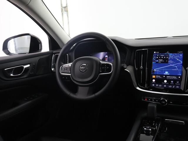 Volvo V60 Plus Dark | Panoramadak | Lederen Interieur | Stoelverwarming voor + achter | Apple CarPlay/Android Auto | HUD | Navigatie | 360 Camera | DAB | Adaptieve Cruise Control | Ele. kofferdeksel | Ele. verstelbare stoelen + Geheugen | Harman/Kardon Audio |