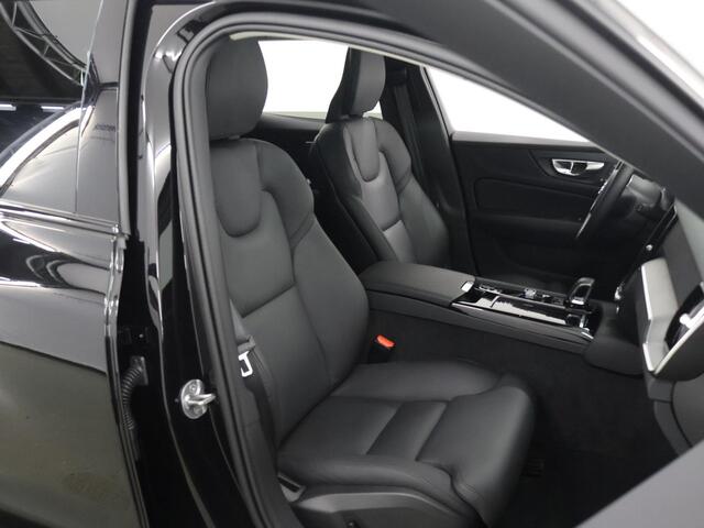 Volvo V60 Plus Dark | Panoramadak | Lederen Interieur | Stoelverwarming voor + achter | Apple CarPlay/Android Auto | HUD | Navigatie | 360 Camera | DAB | Adaptieve Cruise Control | Ele. kofferdeksel | Ele. verstelbare stoelen + Geheugen | Harman/Kardon Audio |