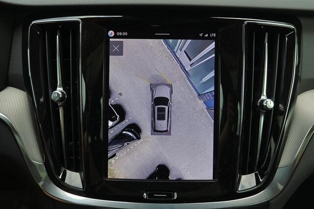 Volvo V60 T8 AWD Plus Dark Performance Edition - IntelliSafe Assist & Surround - Panoramisch schuif-/kanteldak - 360º camera - Harman Kardon - Stoelverwarming voor & achter - Verwarmbaar stuur - Keyless - Parkeersensoren voor & achter - Elektrisch verstelbare voors