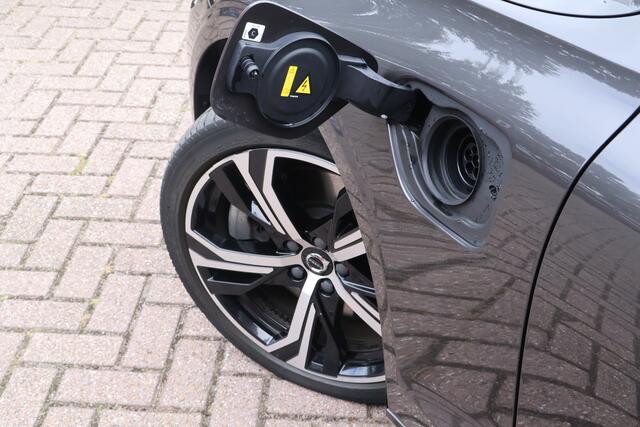 Volvo V60 2.0 T6 350pk Plug-in hybrid AWD Plus Dark | Long Range | SoH 97% | Origineel NL | ACC | Harman/Kardon | Pack Winter | Trekhaak |
