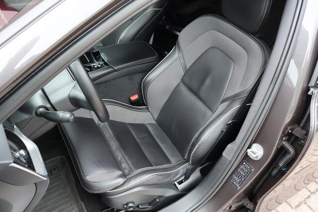 Volvo V60 2.0 T6 350pk Plug-in hybrid AWD Plus Dark | Long Range | SoH 97% | Origineel NL | ACC | Harman/Kardon | Pack Winter | Trekhaak |