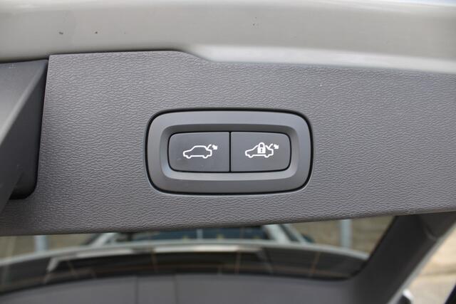 Volvo V60 T8 455PK Automaat Plug-in hybrid AWD Ultra Dark | Head-up | Schuif/kanteldak | Trekhaak | Pilot Assist | BLIS | H&K Audio |