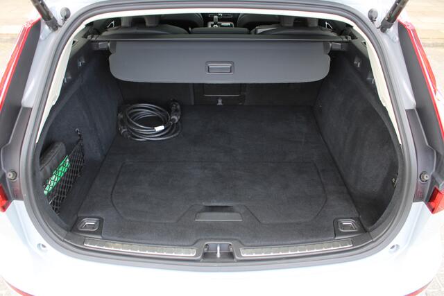 Volvo V60 T8 455PK Automaat Plug-in hybrid AWD Ultra Dark | Head-up | Schuif/kanteldak | Trekhaak | Pilot Assist | BLIS | H&K Audio |