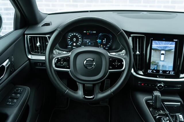 Volvo V60 2.0 T6 Recharge AWD R-Design | Trekhaak | Adaptieve Cruise | 360 Camera | Stoel-/Stuurverwarming | Getint Glas | BLIS | Park Assist |