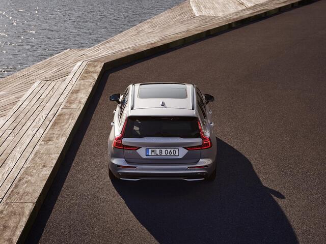 Volvo V60 T6 Plug-in hybrid AWD Plus Dark | Panoramadak | 360° camera | Head-up display | Harman Kardon | Stoel- en stuurverwarming