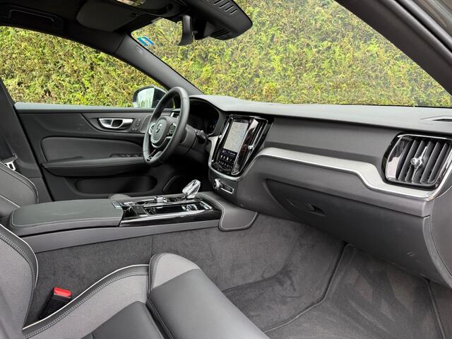 Volvo V60 2.0 T8 Plug-in hybrid AWD Plus Dark | Panoramadak | 360 Camera | Head up display | Harman/Kardon | Stoel/Stuur Verwarming