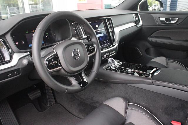 Volvo V60 2.0 T6 Plug-in hybrid 350PK AWD PLUS DARK | LONG RANGE | PANORAMISCH SCHUIF/KANTELDAK | NAVIGATIE VIA GOOGLE AUTO | APPLE CARPLAY / ANDROID AUTO | FULL-LED KOPLAMPEN | 19'' LICHTMETALEN VELGEN | LEDEREN BEKLEDING | POWER SEATS - BESTUURDERS- EN PASSAGIERSSTOEL ELEKTRISCHVERSTELBAAR MET GEHEUGEN, ELEKTRISCH VERSTELBARE ZITVERLENGERS /LENDESTEUN VIERVOUDIG | STOEL- EN ACHTERBANKVERWARMING | STUURVERWARMING | PARKEERVERWARMING MET TIMER (STANDKACHEL) | ACHTERUIRIJ CAMERA | EXTRA GETINTE ACHTERRUITEN | ELEKTRISCH BEDIENBARE ACHTERKLEP | ELEKTRISCH INKLAPBARE BUITENSPIEGELS |