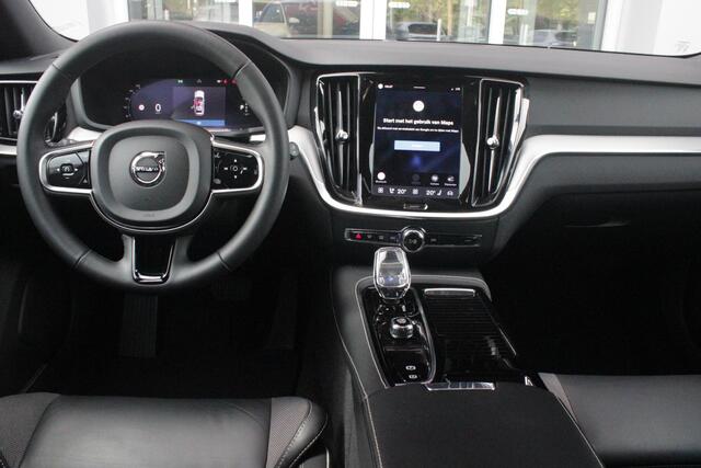 Volvo V60 2.0 T6 Plug-in hybrid 350PK AWD PLUS DARK | LONG RANGE | PANORAMISCH SCHUIF/KANTELDAK | NAVIGATIE VIA GOOGLE AUTO | APPLE CARPLAY / ANDROID AUTO | FULL-LED KOPLAMPEN | 19'' LICHTMETALEN VELGEN | LEDEREN BEKLEDING | POWER SEATS - BESTUURDERS- EN PASSAGIERSSTOEL ELEKTRISCHVERSTELBAAR MET GEHEUGEN, ELEKTRISCH VERSTELBARE ZITVERLENGERS /LENDESTEUN VIERVOUDIG | STOEL- EN ACHTERBANKVERWARMING | STUURVERWARMING | PARKEERVERWARMING MET TIMER (STANDKACHEL) | ACHTERUIRIJ CAMERA | EXTRA GETINTE ACHTERRUITEN | ELEKTRISCH BEDIENBARE ACHTERKLEP | ELEKTRISCH INKLAPBARE BUITENSPIEGELS |