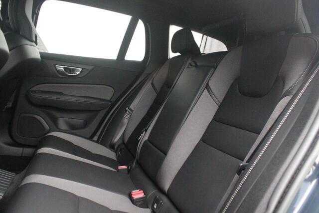 Volvo V60 2.0 T6 Plug-in hybrid 350PK AWD PLUS DARK | LONG RANGE | PANORAMISCH SCHUIF/KANTELDAK | NAVIGATIE VIA GOOGLE AUTO | APPLE CARPLAY / ANDROID AUTO | FULL-LED KOPLAMPEN | 19'' LICHTMETALEN VELGEN | LEDEREN BEKLEDING | POWER SEATS - BESTUURDERS- EN PASSAGIERSSTOEL ELEKTRISCHVERSTELBAAR MET GEHEUGEN, ELEKTRISCH VERSTELBARE ZITVERLENGERS /LENDESTEUN VIERVOUDIG | STOEL- EN ACHTERBANKVERWARMING | STUURVERWARMING | PARKEERVERWARMING MET TIMER (STANDKACHEL) | ACHTERUIRIJ CAMERA | EXTRA GETINTE ACHTERRUITEN | ELEKTRISCH BEDIENBARE ACHTERKLEP | ELEKTRISCH INKLAPBARE BUITENSPIEGELS |