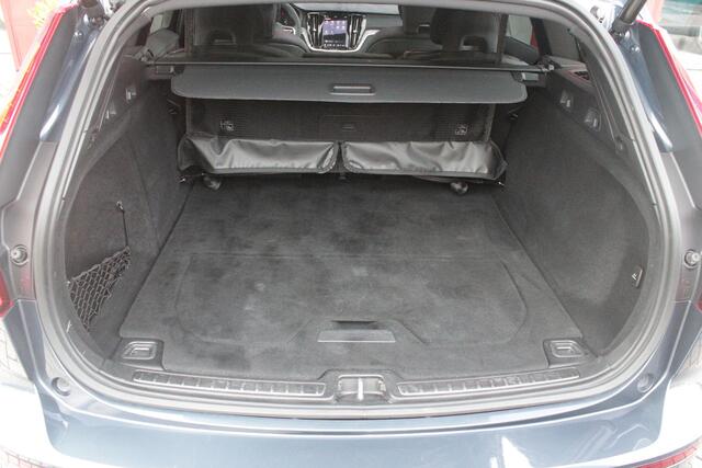 Volvo V60 2.0 T6 Plug-in hybrid 350PK AWD PLUS DARK | LONG RANGE | PANORAMISCH SCHUIF/KANTELDAK | NAVIGATIE VIA GOOGLE AUTO | APPLE CARPLAY / ANDROID AUTO | FULL-LED KOPLAMPEN | 19'' LICHTMETALEN VELGEN | LEDEREN BEKLEDING | POWER SEATS - BESTUURDERS- EN PASSAGIERSSTOEL ELEKTRISCHVERSTELBAAR MET GEHEUGEN, ELEKTRISCH VERSTELBARE ZITVERLENGERS /LENDESTEUN VIERVOUDIG | STOEL- EN ACHTERBANKVERWARMING | STUURVERWARMING | PARKEERVERWARMING MET TIMER (STANDKACHEL) | ACHTERUIRIJ CAMERA | EXTRA GETINTE ACHTERRUITEN | ELEKTRISCH BEDIENBARE ACHTERKLEP | ELEKTRISCH INKLAPBARE BUITENSPIEGELS |