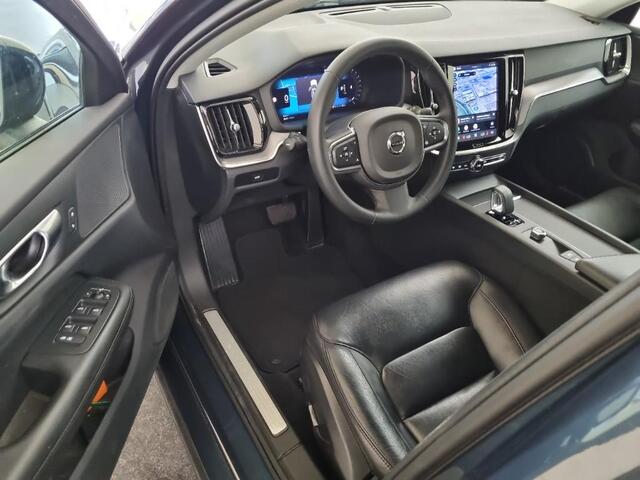 Volvo V60 2.0 B3 Essential | Trekhaak | Leder | Adaptive Cruise | Stoelverwarming V+A | Stuurverwarming | 18"velgen | Extra getint glas | Google infortainment |