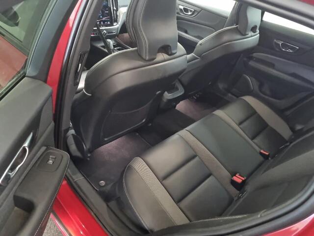 Volvo V60 2.0 B3 R-Design | Trekhaak | Stoelverwarming | Stuurverwarming | Adaptive Cruise | Power Seats | Memory | Extra getint glas | Camera | Parkeersensoren V+A | Apple Carplay/Android auto |
