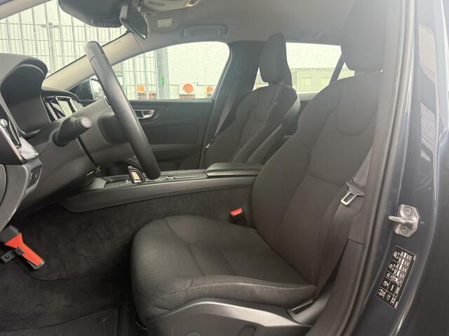 Volvo V60 2.0 B3 Momentum Advantage | Trekhaak | Cruise Control | Parkeersensoren V+A | Parkeercamera | Apple Carplay/Android Auto | 17"LM Velgen | Volvo on Call |
