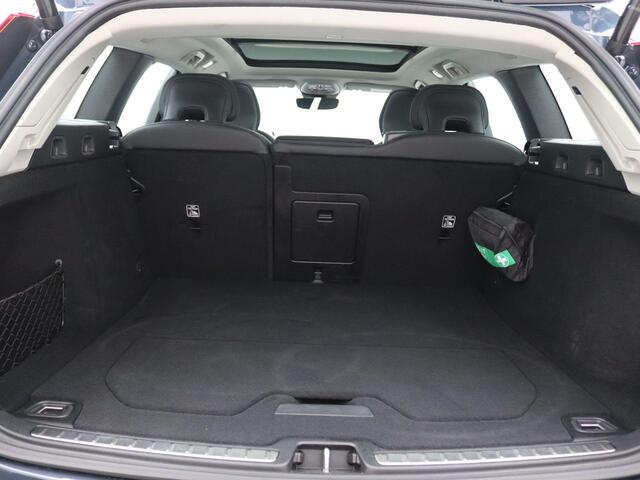 Volvo V60 2.0 B4 Plus Bright 197PK Aut. Panoramadak, Trekhaak, Memorystoelen, Harman Kardon Audio, 18" LM Velgen, Stoelverwarming, Standkachel, 360gr. Camera